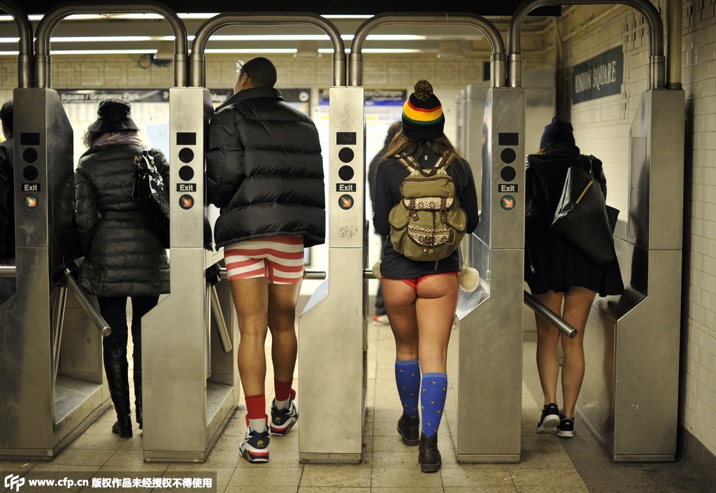“无裤日”脱裤子去坐地铁  世界新闻
