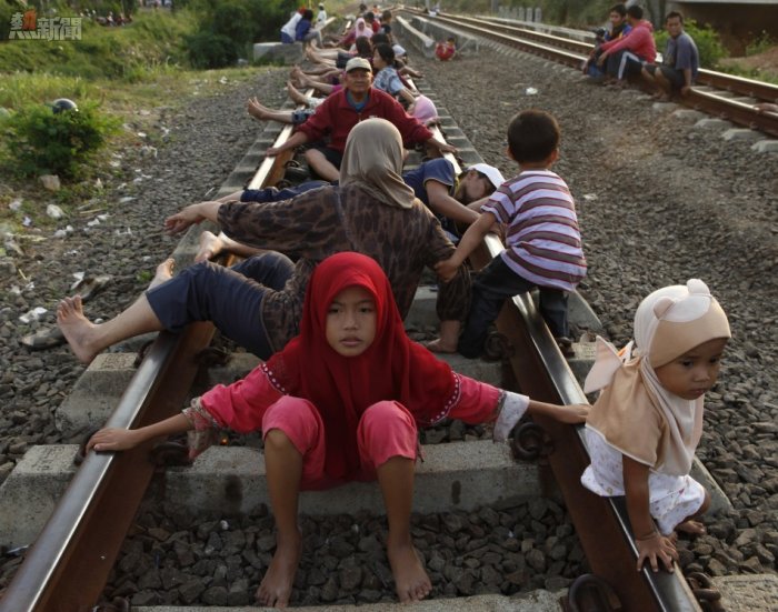 電療-印尼人愛躺火車軌  世界新闻