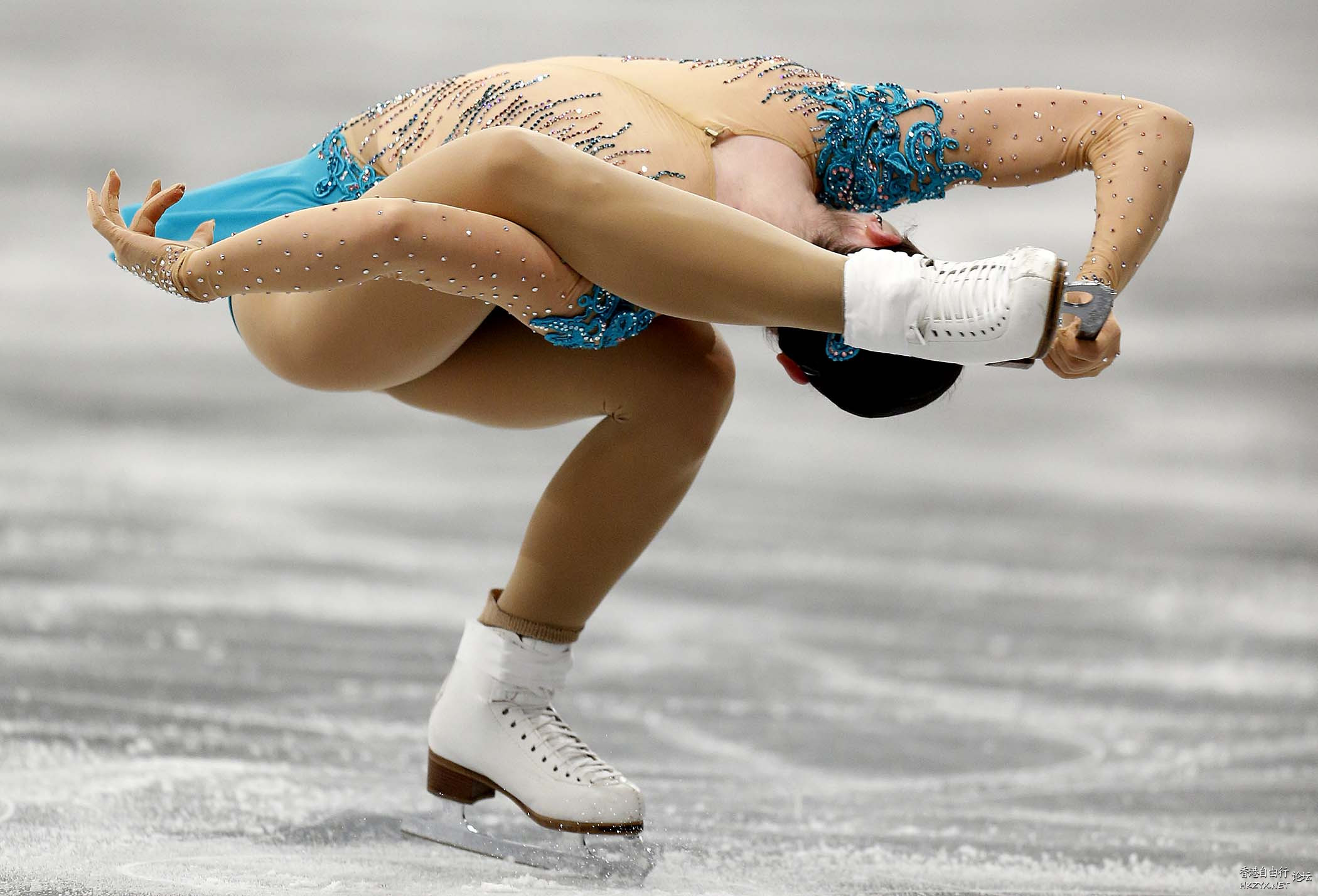 韓國滑冰美女閔秀拉比賽  舞姿百態