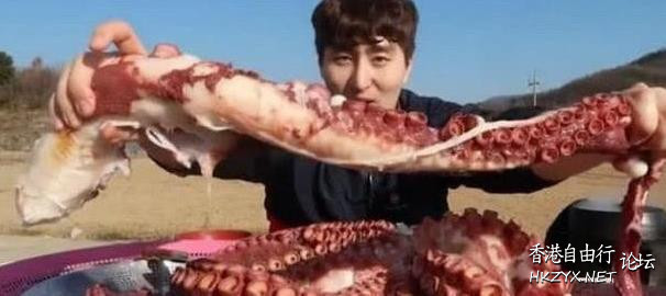 帅哥挑战极限“生吃”50斤章鱼  世界奇闻