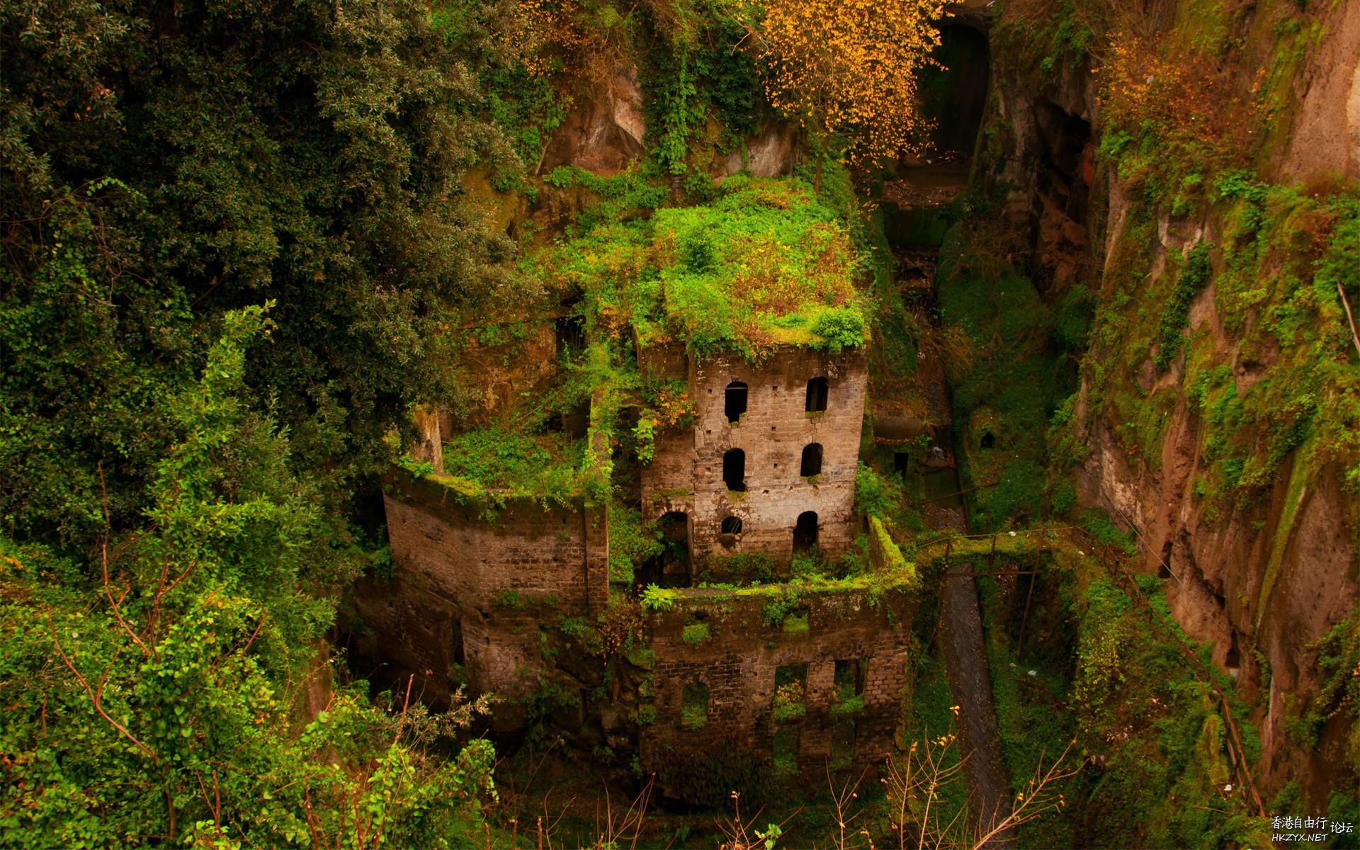 The old castle in gorge"  World Trave...欧美